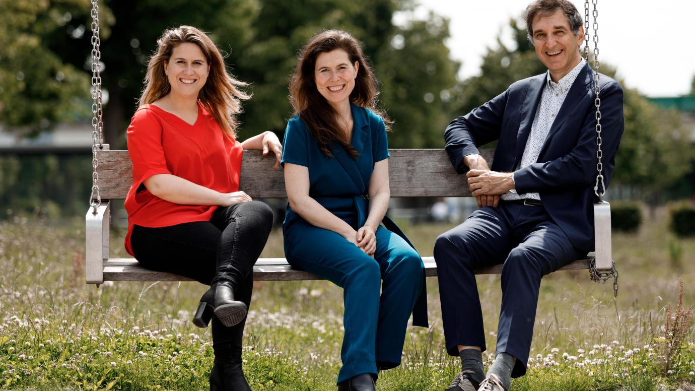 Group photo of the co-founders of d-teach online school: Annabel Declercq, Lieselot Declercq and Koen Verlaeckt